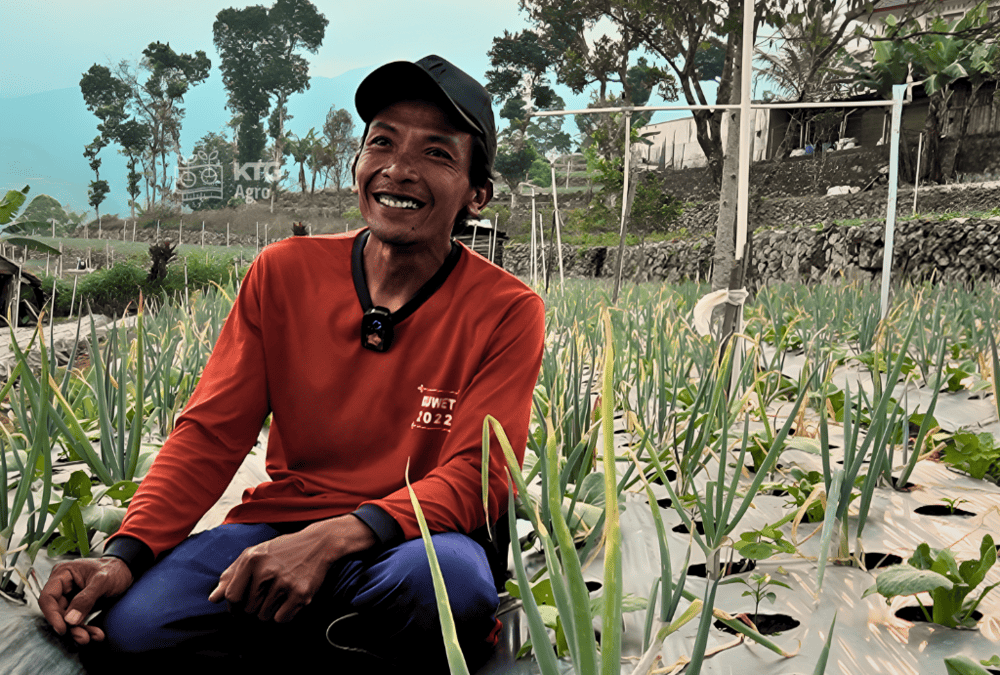 Petani menikmati hasil panen