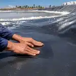 Geomembrane tambak garam yang bocor
